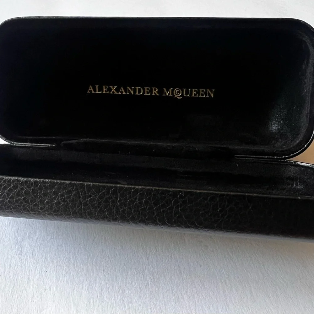 ALEXANDER MCQUEEN BLACK SUNGLASSES CASE NEW